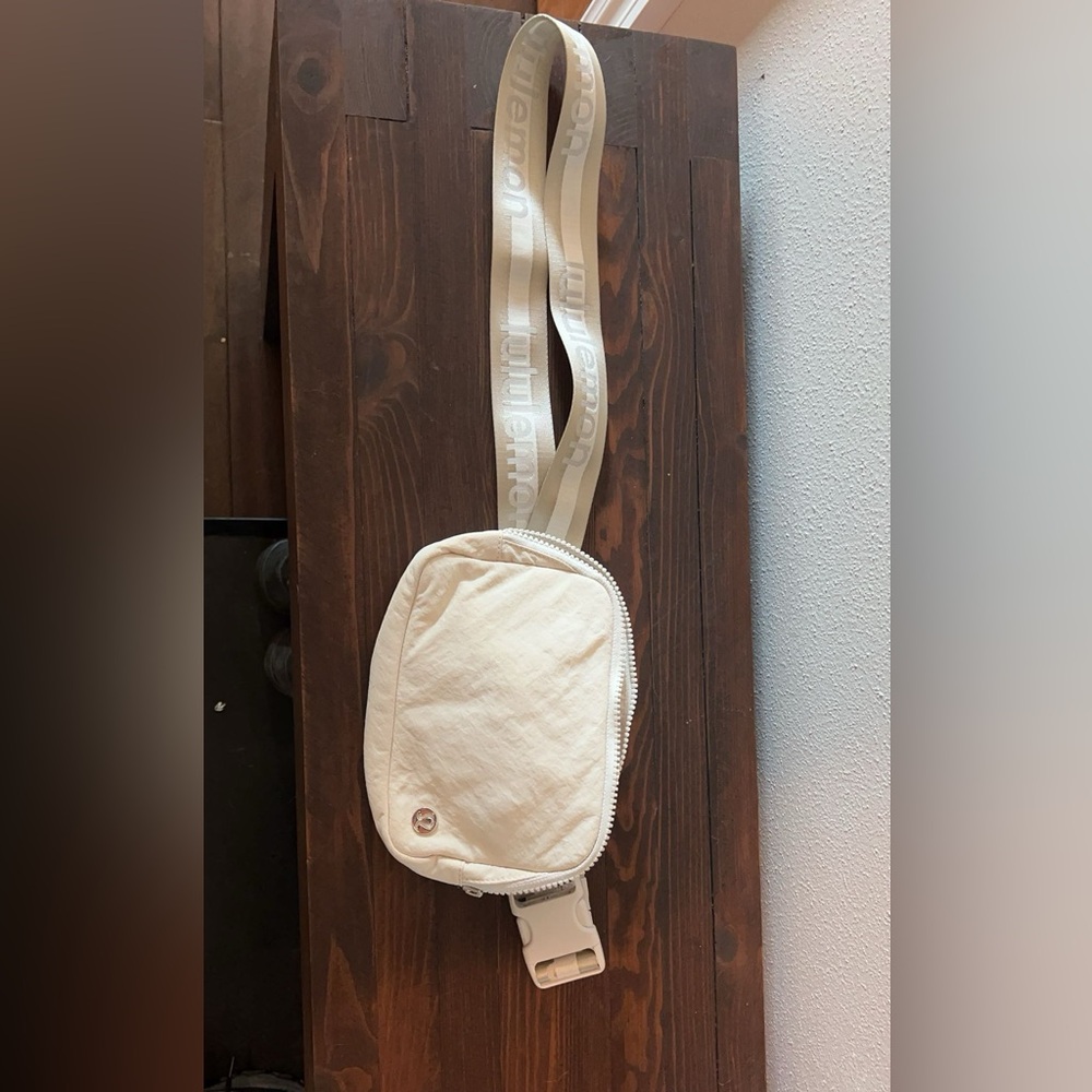 Everywhere Belt Bag 1L *Word Mark*